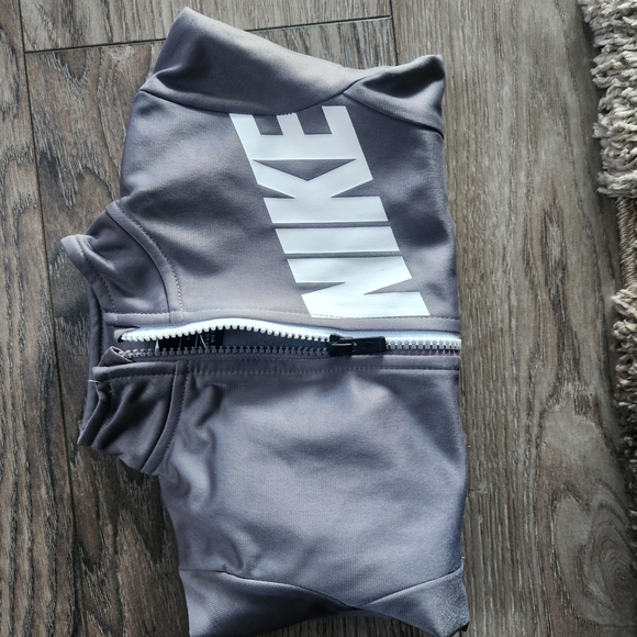 Nike Kids Matching Set in Gray and White - Picture 7 of 7
